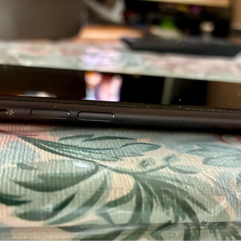 Apple 8 iPhone64GB with Black Finish